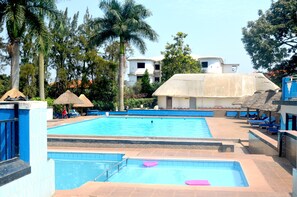 3 outdoor pools, pool umbrellas, pool loungers - Kiwatule Cottages (Kampala)