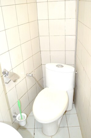 Shower, free toiletries, bathrobes, slippers - Kiwatule Cottages (Kampala)