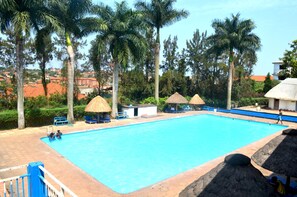 3 outdoor pools, pool umbrellas, sun loungers - Kiwatule Cottages (Kampala)