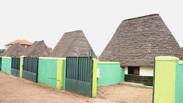 3 buitenzwembaden, parasols bij het zwembad en ligstoelen
