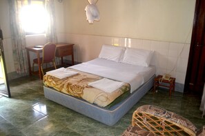 Skrivebord, lydisolert og wi-fi (inkludert)