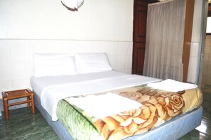 Desk, soundproofing, free WiFi - Kiwatule Cottages (Kampala)