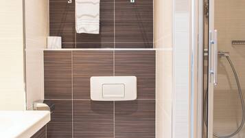 Chambre Double | Salle de bain | Douche, articles de toilette gratuits, sèche-cheveux