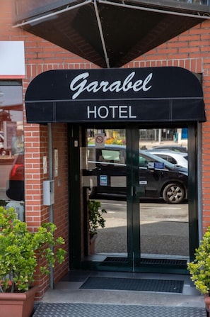 Exterior - Hôtel Garabel (Plaisir)