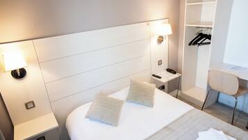 Double Room | Soundproofing, iron/ironing board, free WiFi, bed sheets