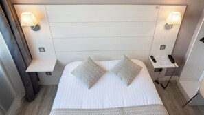 Double Room | Soundproofing, iron/ironing board, free WiFi, bed sheets - Hôtel Garabel (Plaisir)