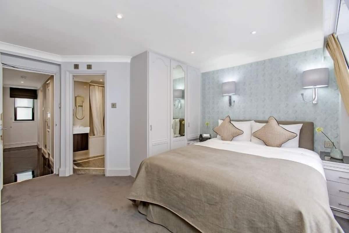 1 bedroom, premium bedding, in-room safe, desk