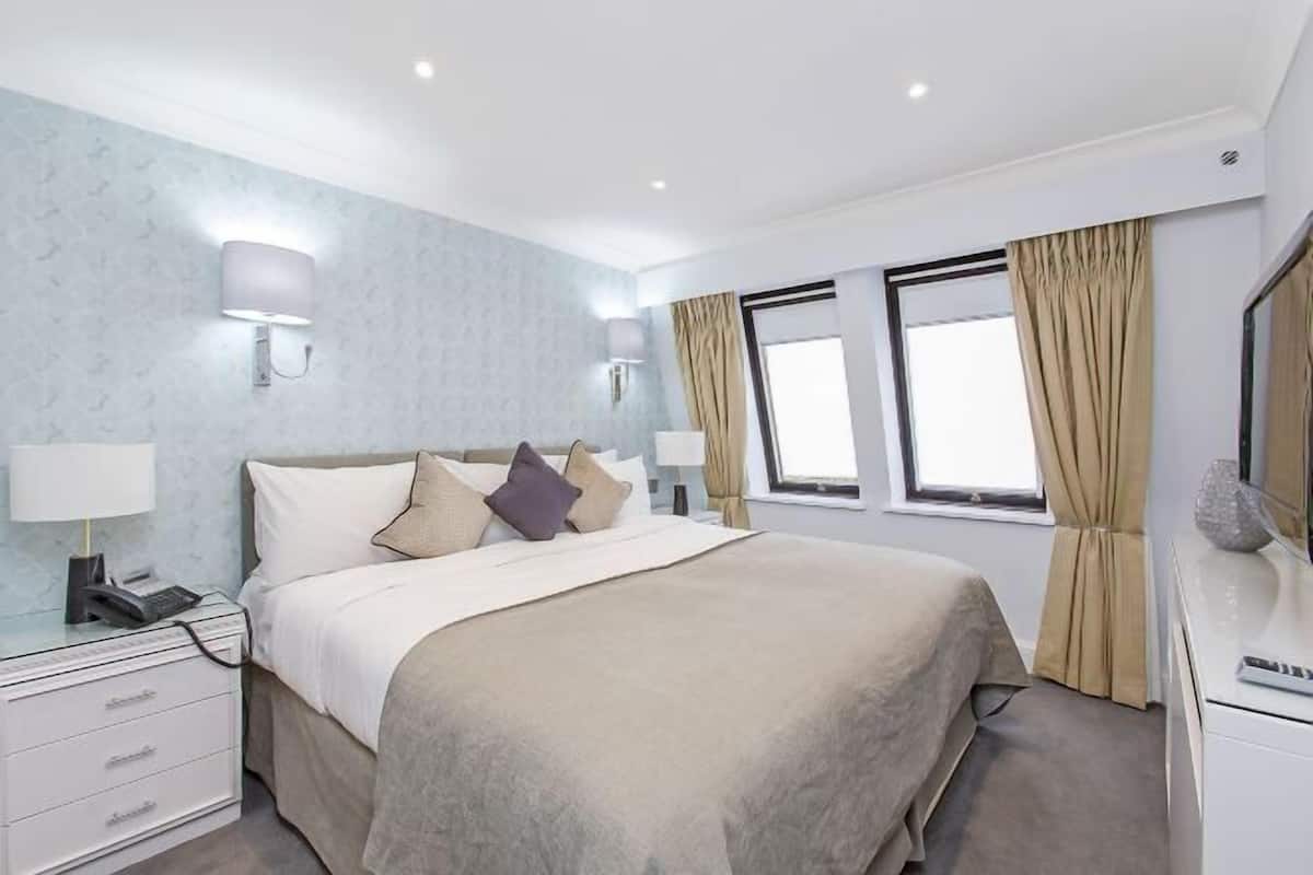 1 bedroom, premium bedding, in-room safe, desk
