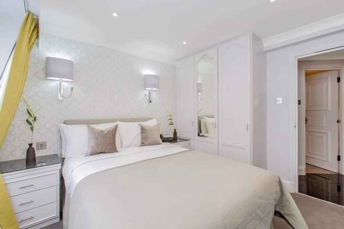 Premium bedding, in-room safe, desk, iron/ironing board