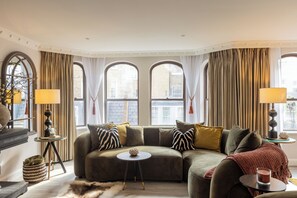 Signature appartement, 3 slaapkamers | Woonruimte | Lcd-televisie, een dvd-speler en een iPod-dock