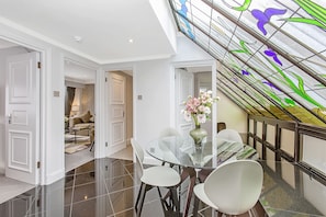 Standard Apartment, 2 Bedrooms | In-room dining - Mayfair House (London)