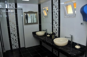 Buồng tắm vòi sen, đồ dùng nhà tắm miễn phí, máy sấy tóc 