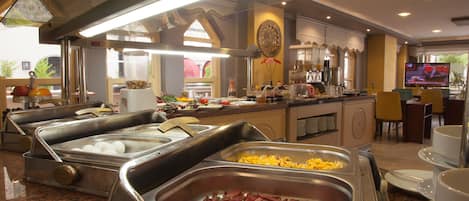 Petit déjeuner buffet (5 EUR par personne)