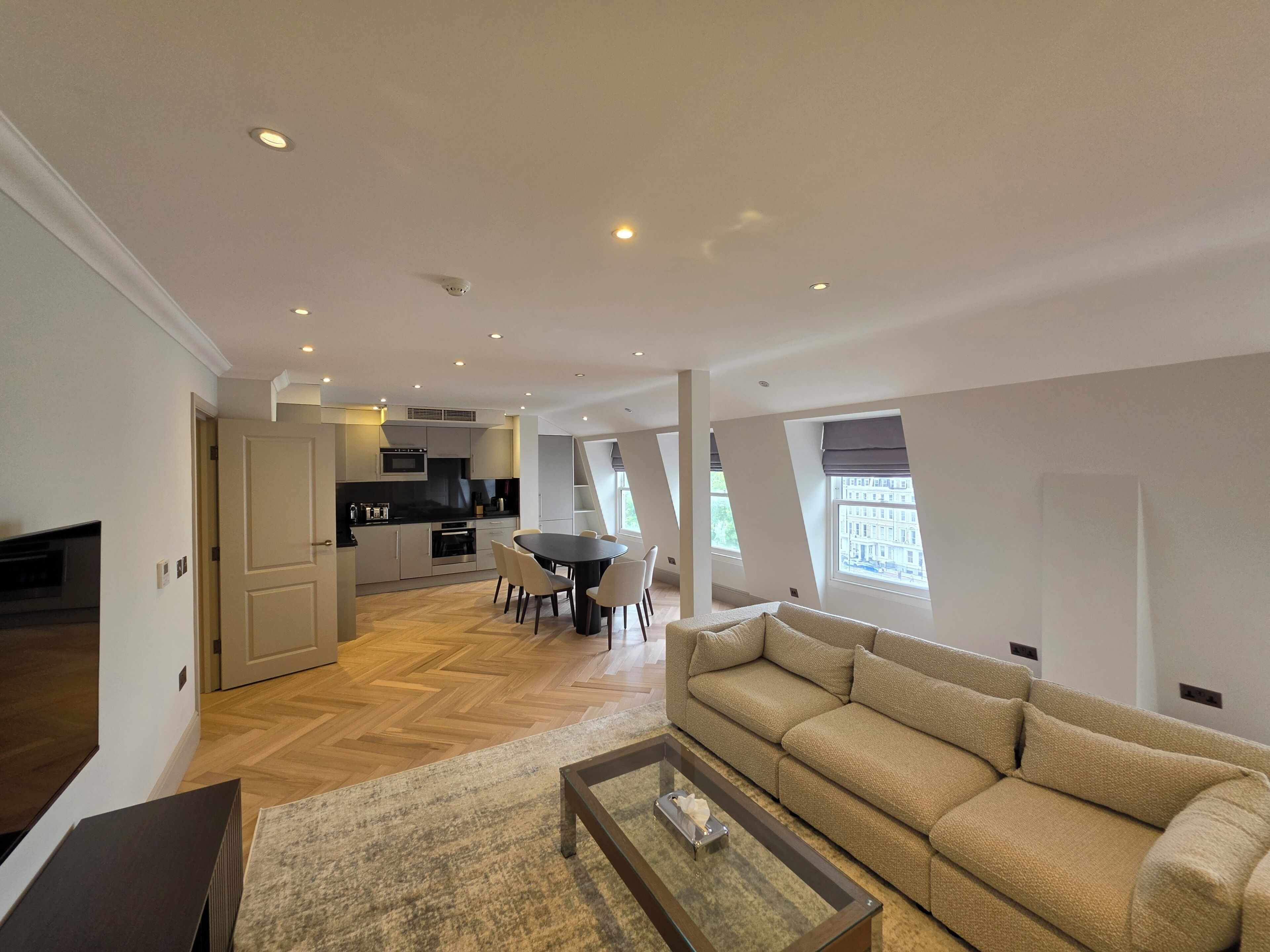 Three Bedroom Penthouse Apartment | Área de estar | TV LCD, DVD player