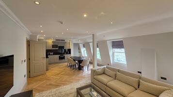 Three Bedroom Penthouse Apartment | Vardagsrum | LCD-tv och dvd-spelare
