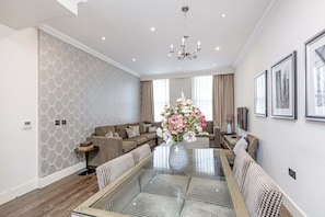 Three Bedroom Deluxe | View from room - Ashburn Court (London)
