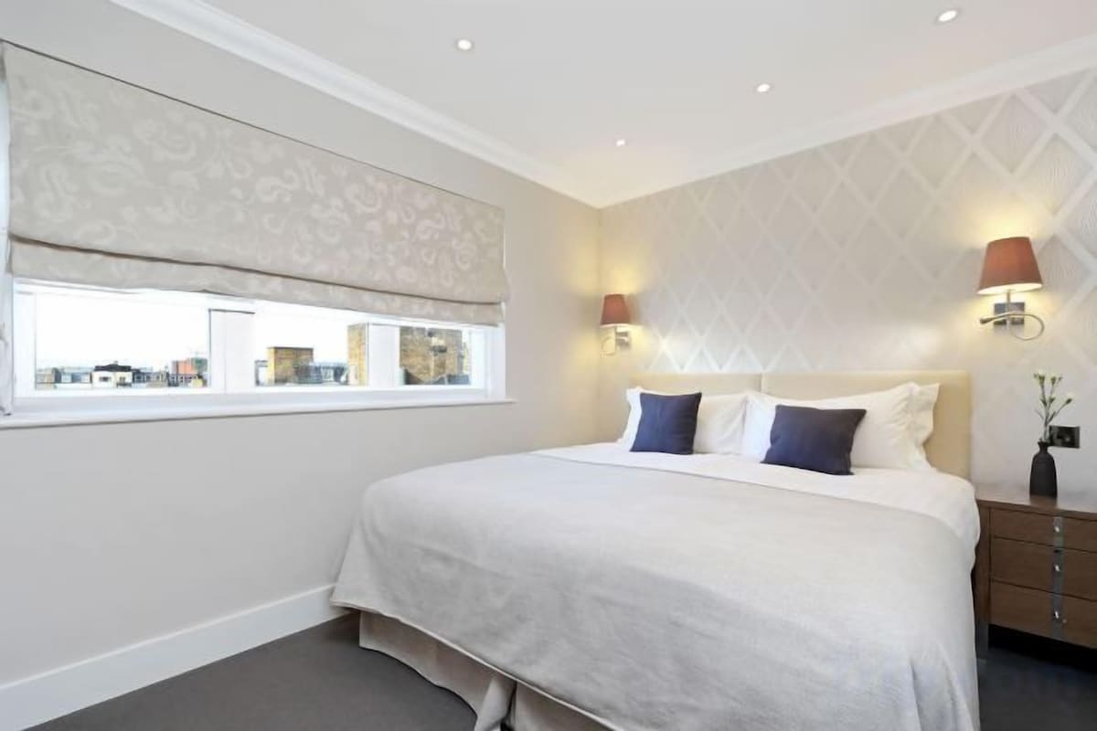 In-room safe, iron/ironing board, cribs (free), WiFi (free)
