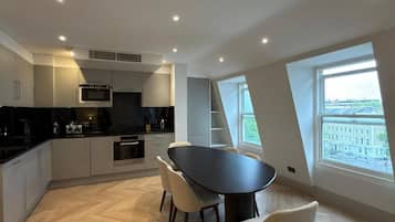 Three Bedroom Penthouse Apartment | Vardagsrum | LCD-tv och dvd-spelare