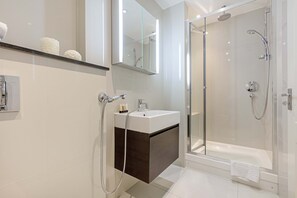 Two bedroom Apartment | Bathroom | Free toiletries, hair dryer, bidet, towels - Ashburn Court (London)