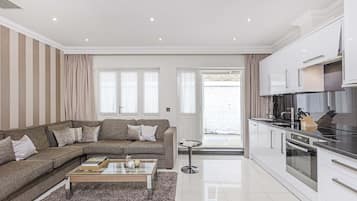 Two bedroom Apartment | Área de estar | TV LCD, DVD player