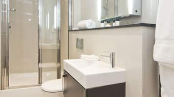Superior Studio Apartment | Bathroom | Free toiletries, hair dryer, bidet, towels