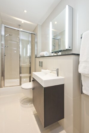 Superior Studio Apartment | Bathroom | Free toiletries, hair dryer, bidet, towels - Ashburn Court (London)