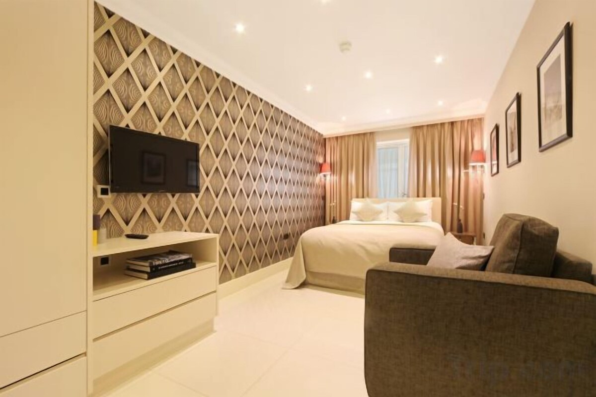 In-room safe, iron/ironing board, cribs (free), WiFi (free)
