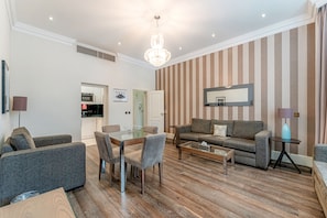 Deluxe One Bedroom Apartment | Área de estar | TV LCD, DVD player