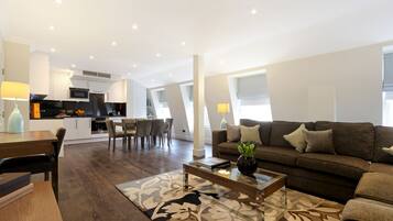 Three Bedroom Penthouse Apartment | Área de estar | TV LCD, DVD player