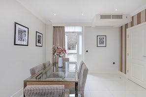 Two bedroom Apartment | Opções para refeição no quarto