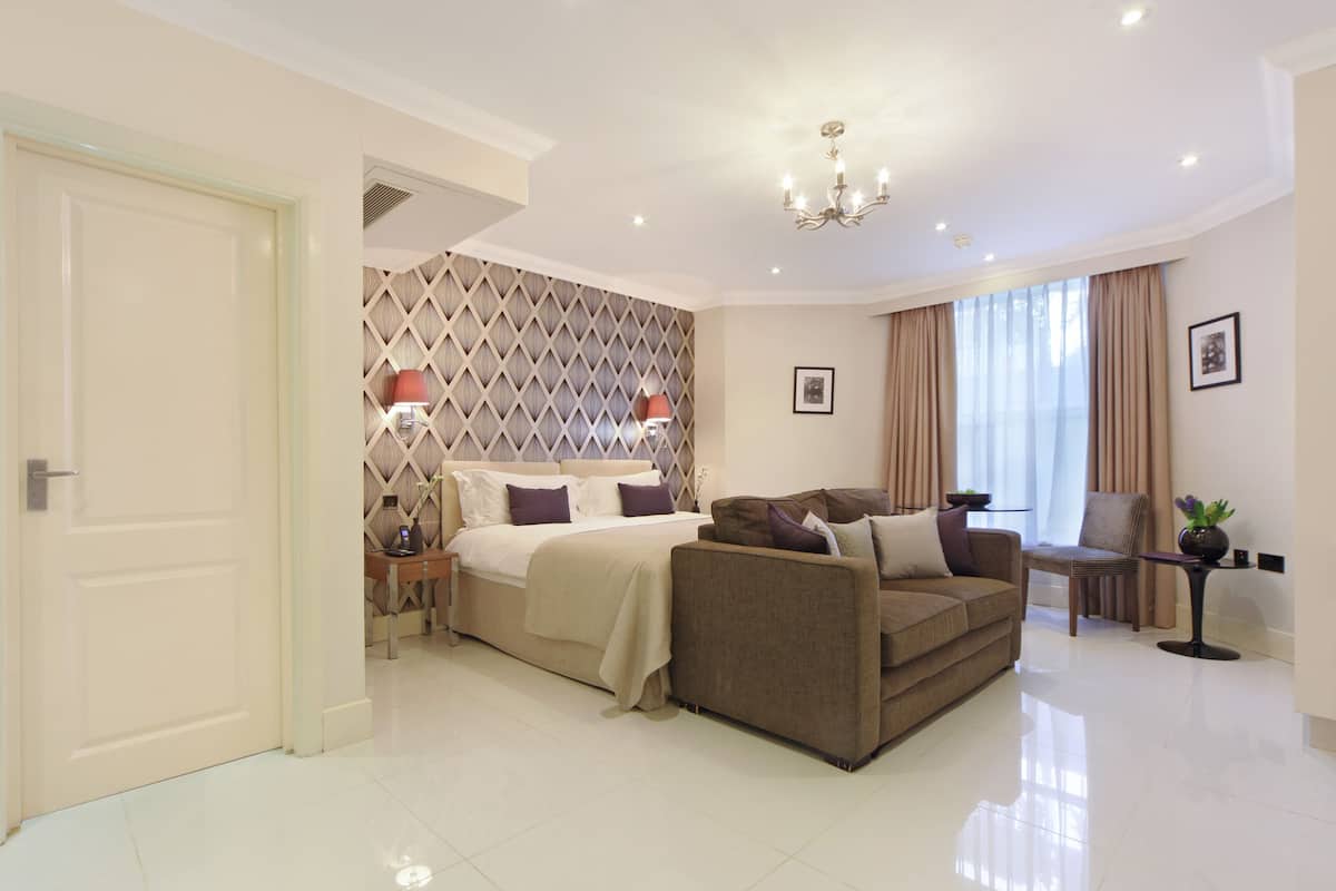Studio Apartment | Una cassaforte in camera, ferro/asse da stiro