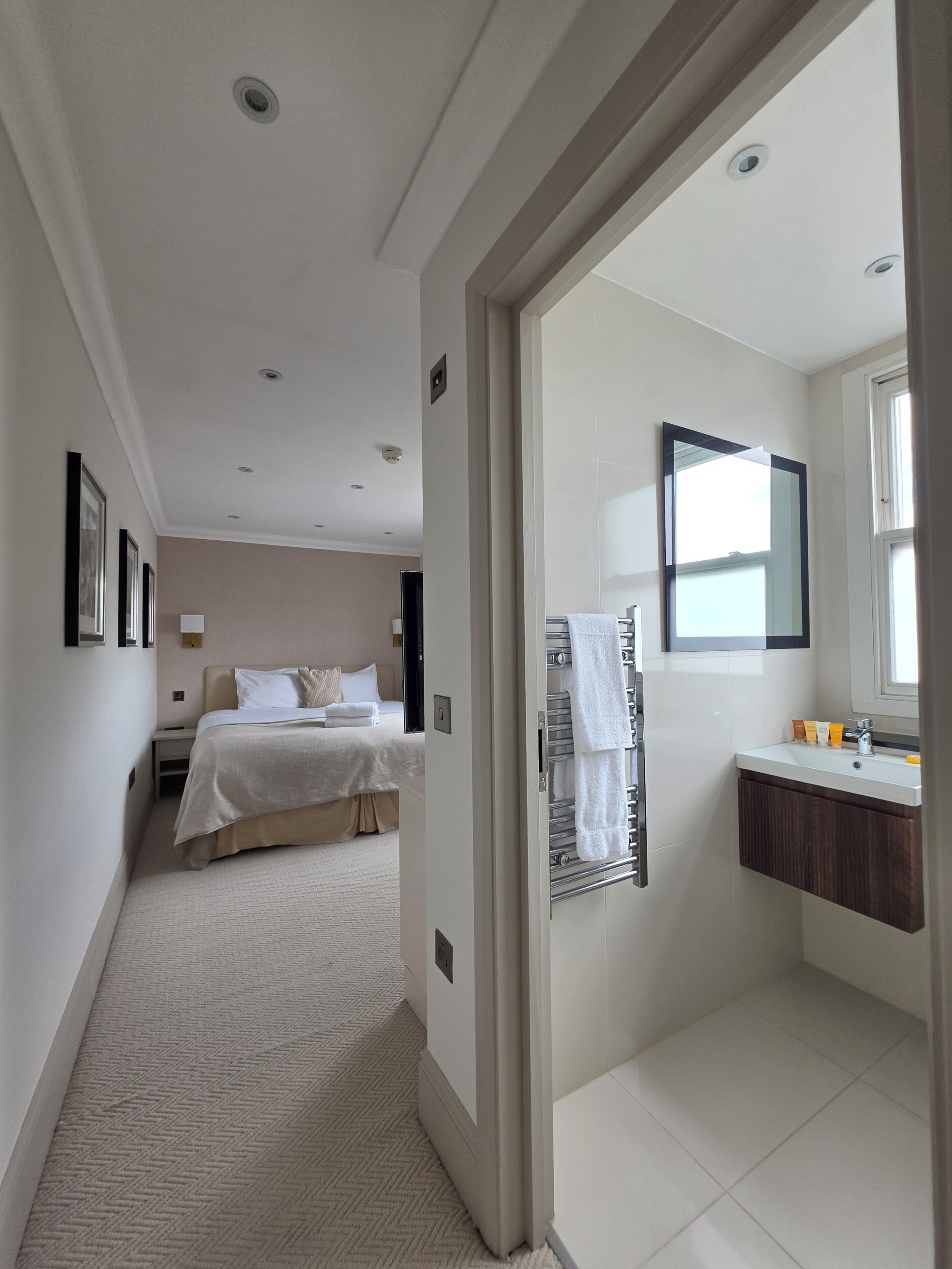 Three Bedroom Penthouse Apartment | Badrum | Gratis toalettartiklar, hårtork, bidé och handdukar