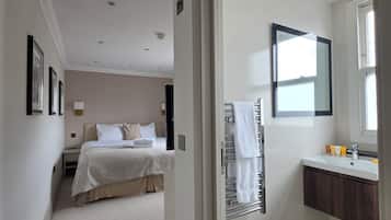 Three Bedroom Penthouse Apartment | Badrum | Gratis toalettartiklar, hÄrtork, bidé och handdukar