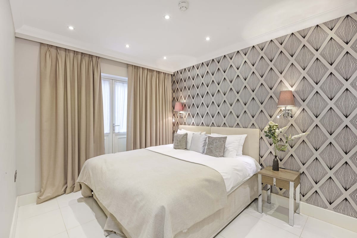 Two bedroom Apartment | Una cassaforte in camera, ferro/asse da stiro