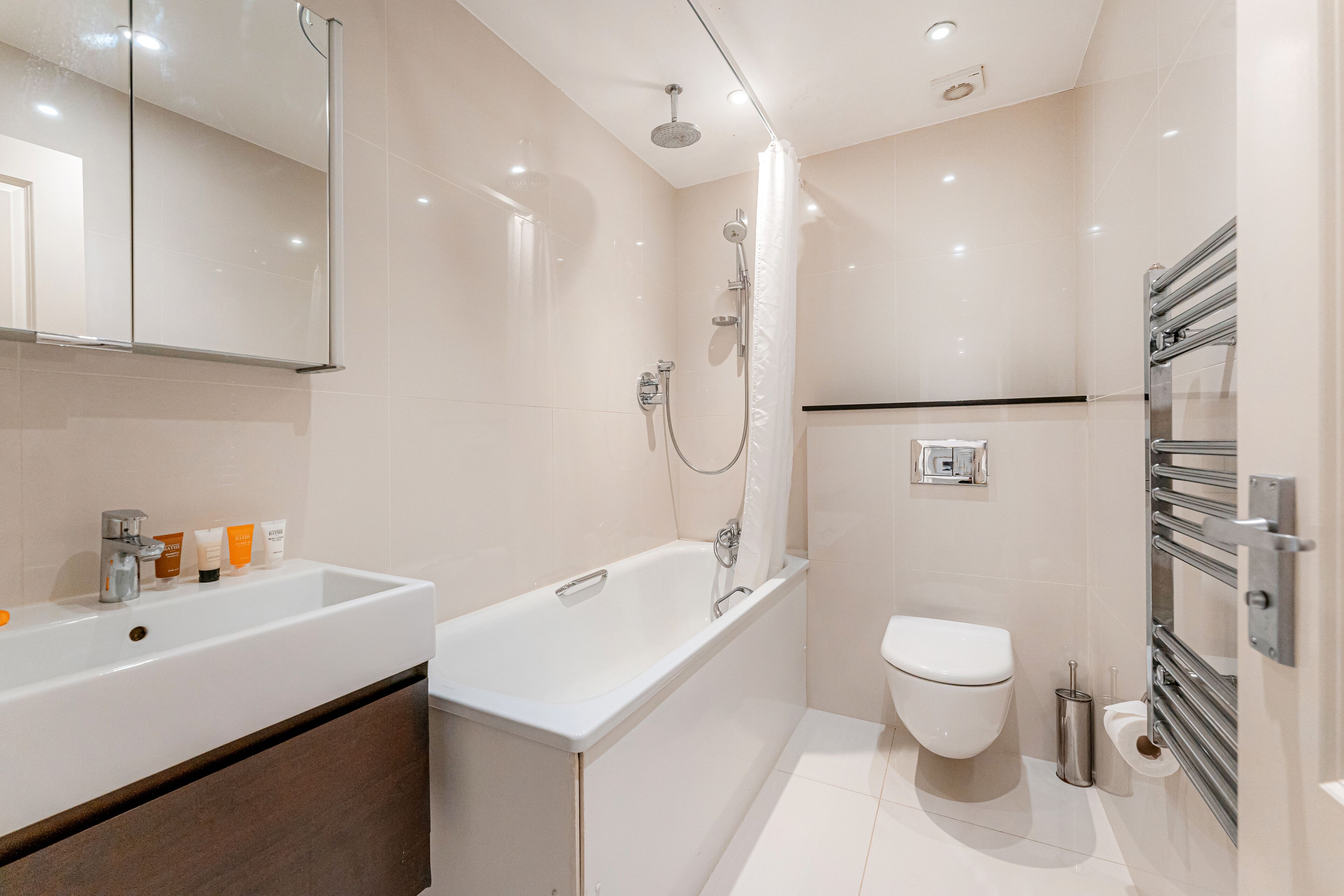 Un baño moderno con bañera, inodoro y ducha.