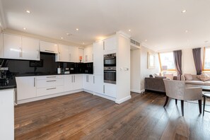 Three Bedroom Penthouse Apartment | Bếp riêng | Tủ lạnh, lò vi sóng, lò nướng, bếp nấu 