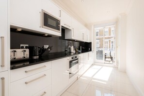 Deluxe Apartment, 2 Bedrooms | Private kitchen | Full-sized fridge, microwave, oven, stovetop - Manson Place (London)