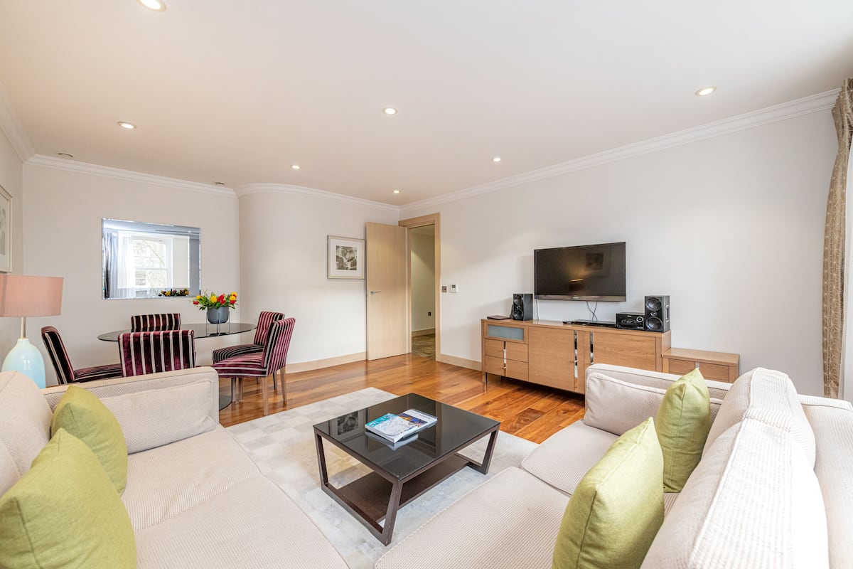 Executive appartement, 2 slaapkamers | Woonruimte | Een lcd-televisie, een dvd-speler en een iPod-dock