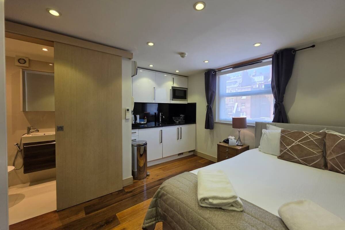 Double Room, 1 Queen Bed | Premium bedding, in-room safe, desk, iron/ironing board