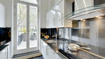 Knightsbridge Suite, Three Bedroom Apartment with Terrace | Private kitchen | Full-size fridge, microwave, oven, stovetop