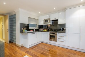 Executive Apartment, One Bedroom | Eget kök | Stort kylskåp, mikrovågsugn, ugn och spishäll