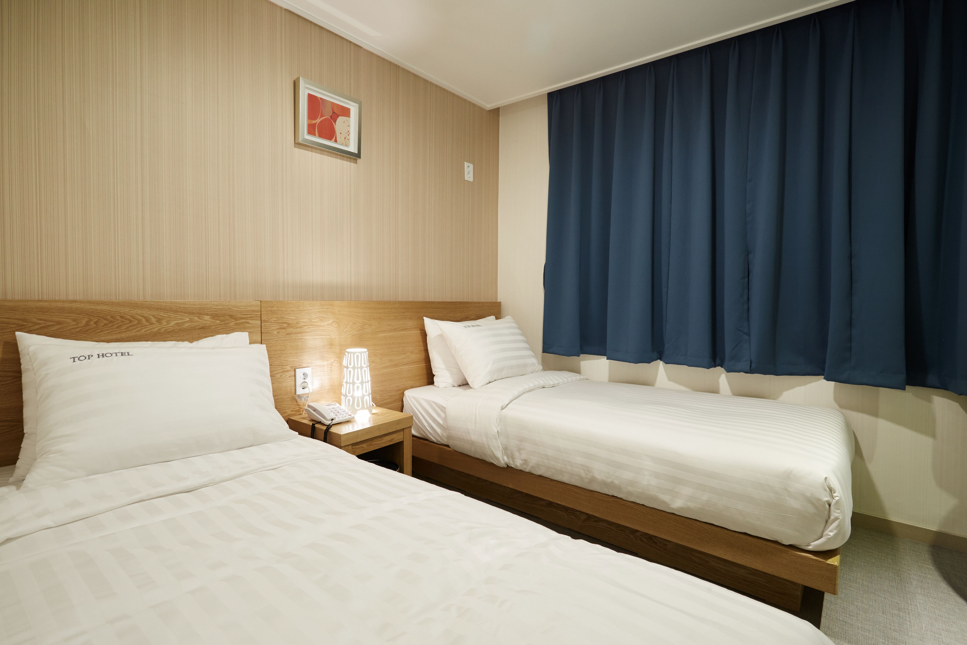 Deluxe Twin Room | Desk, laptop workspace, blackout drapes, iron/ironing board