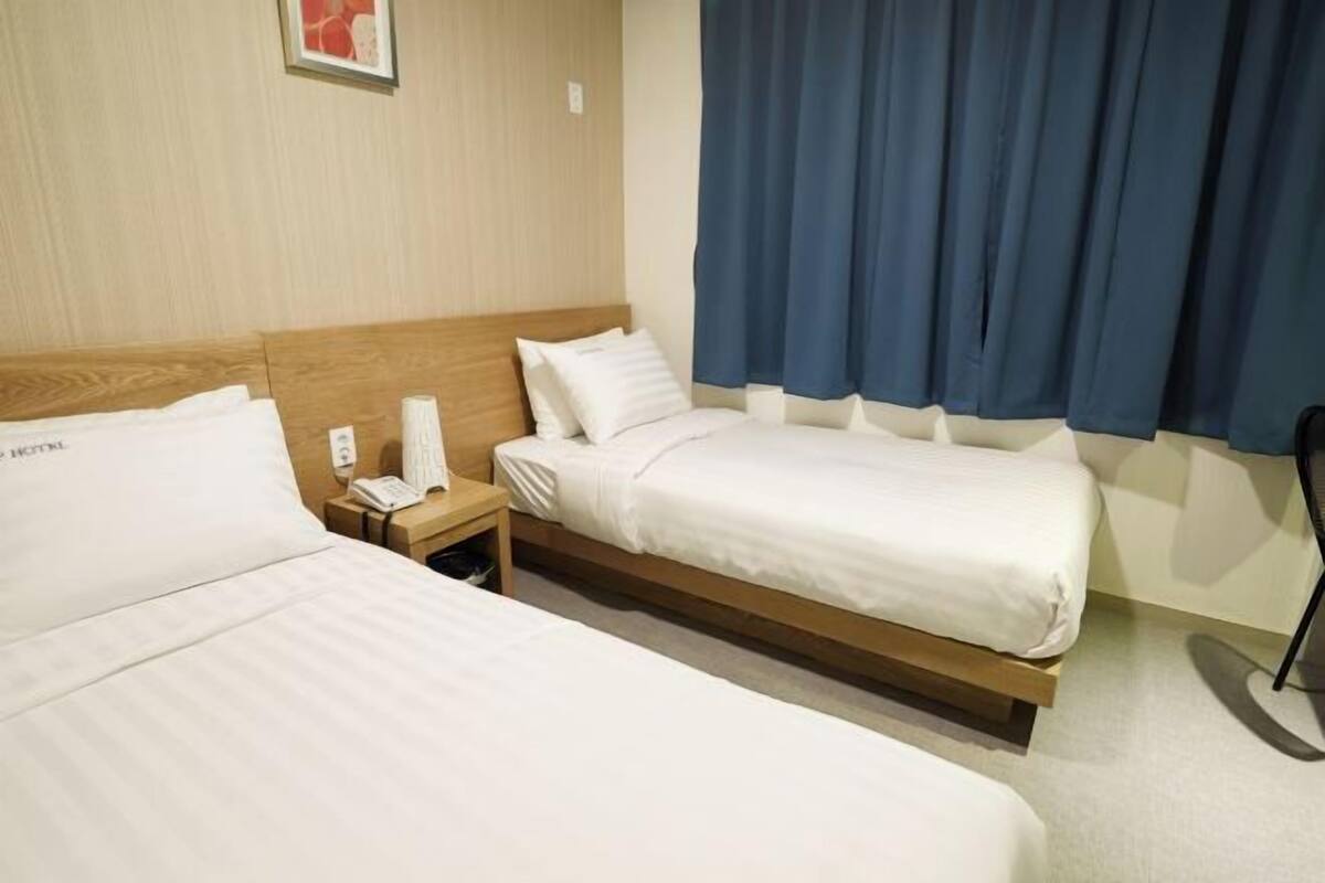 Escritorio, espacio para trabajar con un portátil, cortinas opacas