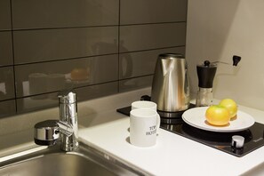 Frigorífico, microondas en la zona común, placa de cocina y congelador