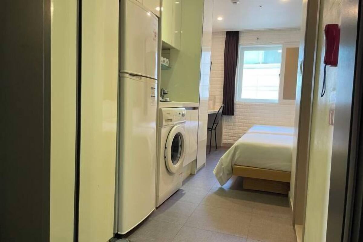 Escritorio, espacio para trabajar con un portátil, cortinas opacas