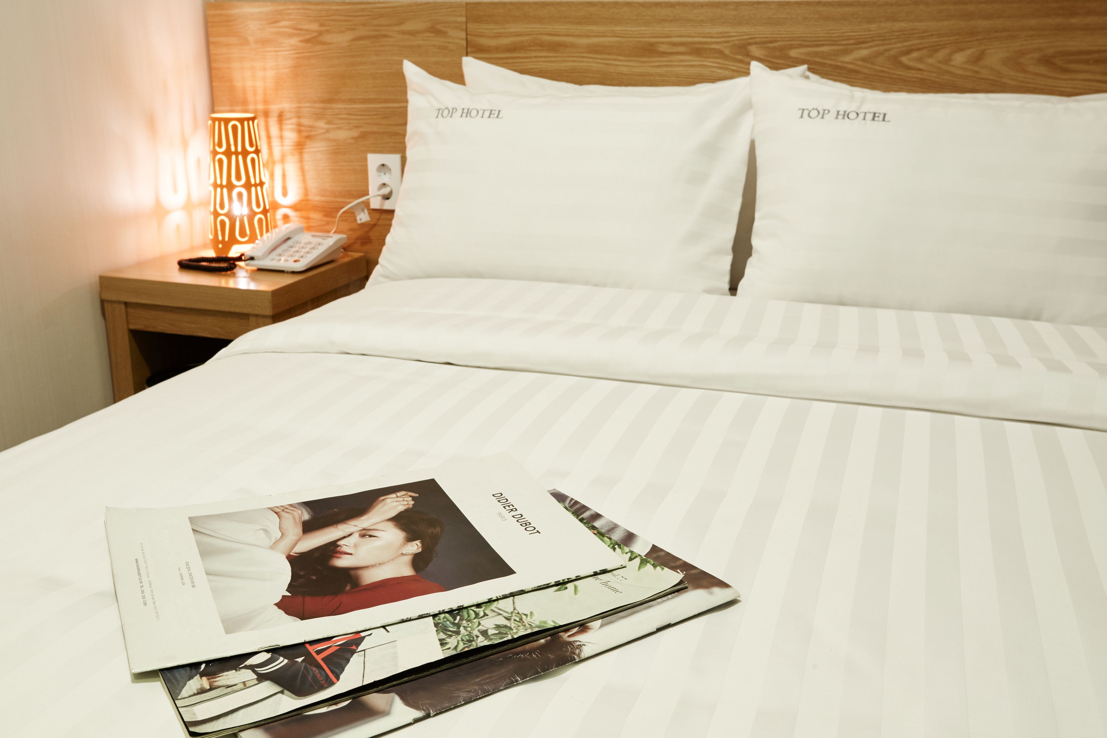 Schreibtisch, laptopgeeigneter Arbeitsplatz, Verdunkelungsvorhänge