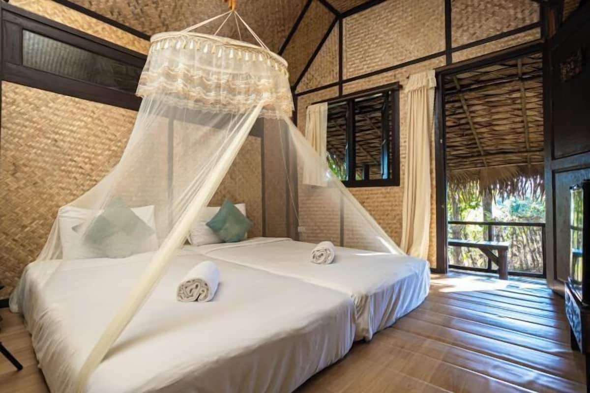 Premium bedding, free WiFi