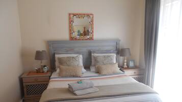 Chambre Double, 1 grand lit | Coffres-forts dans les chambres, décoration personnalisée