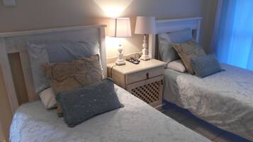 Chambre avec lits jumeaux, 2 lits une place | Coffres-forts dans les chambres, décoration personnalisée