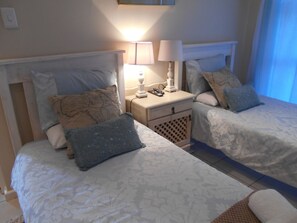 Chambre avec lits jumeaux, 2 lits une place | Coffres-forts dans les chambres, décoration personnalisée